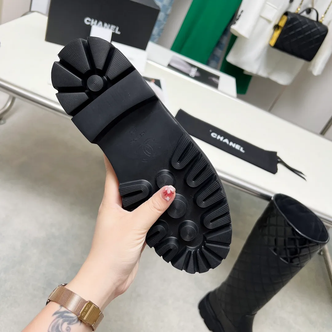 👟👟Ex-factory price 940👟👟 High version of Chanel CHANEL, 🌞🌞🌞Xiaoxiang 2024b autumn and winter counter’s latest short boots, a must-have item for this autumn and winter! ! Ms. Chanel loves simple yet irresistible combinations to show her unique style. Mix and match freely to shine⚡Follow Grandma’s fashion steps! ! ! The top-notch craftsmanship and texture are perfectly presented. No matter any details, you can compare them with the counters. The best quality products can be entered and exited from the counters at will! ! ❶Fabric: Imported cowhide➕Patent leather➕Electric embroidered rhombus ❷Inner lining: Imported sheepskin➕cowhide ❸Foot pads: Imported cowhide lining ❹Outsole: Original molded sole ❺Heel height: 5cm ❻Boot shaft height: 14.5 inches ❼Number: 35-40 (40 and 41 are customized and non-refundable)